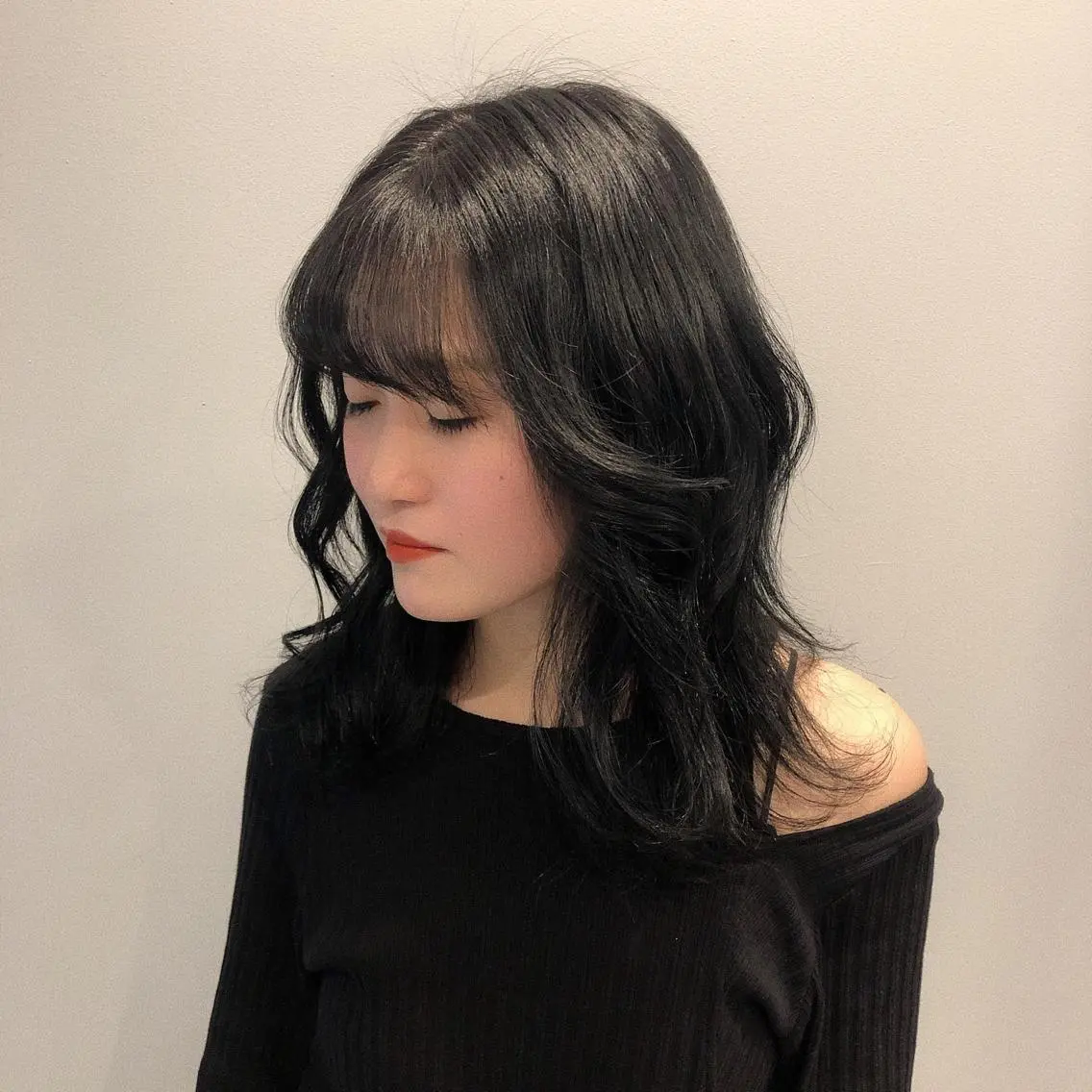 ミディアム カラー 黒髪 ブルーカラー ブルーブラック レイヤーカット mizuki  韓国 ヘア/髪質改善のヘアスタイル