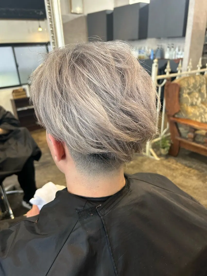 ショート カラー メンズ メンズブリーチ ブリーチ シルバー ヘアカラー Julia🖤 縮毛矯正🌬️🩵のヘアスタイル