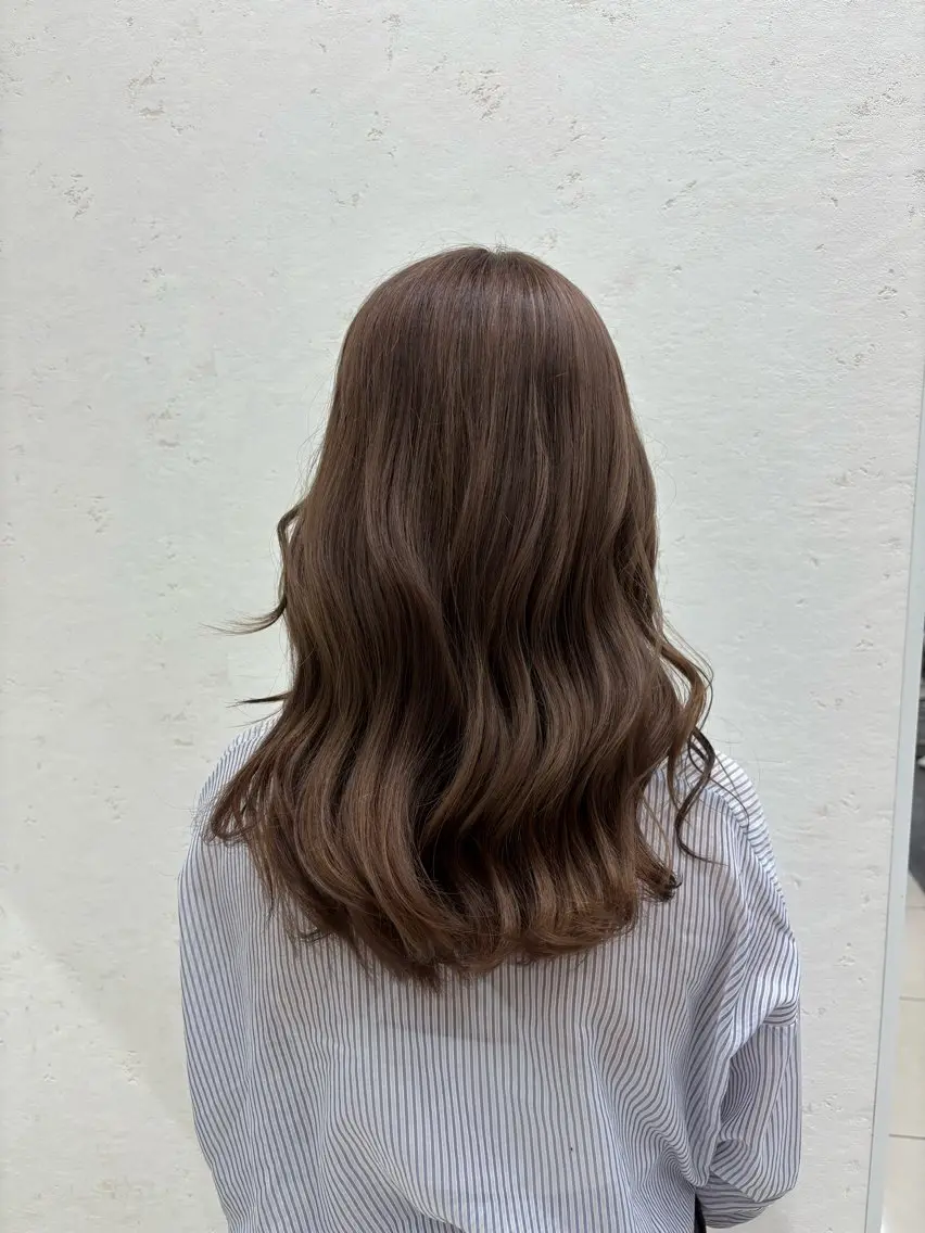 カラー ベージュカラー ブリーチ ミルクティーベージュ タカハシ アン🎧 🤍のヘアスタイル
