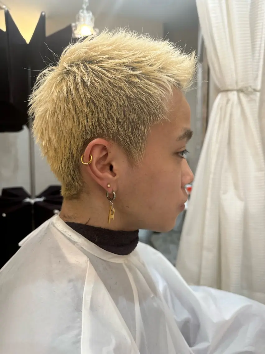 カラー メンズ メンズハイトーン メンズベリーショート ハイトーンカラー カット ヘアカラー 岩永 大夢のヘアスタイル