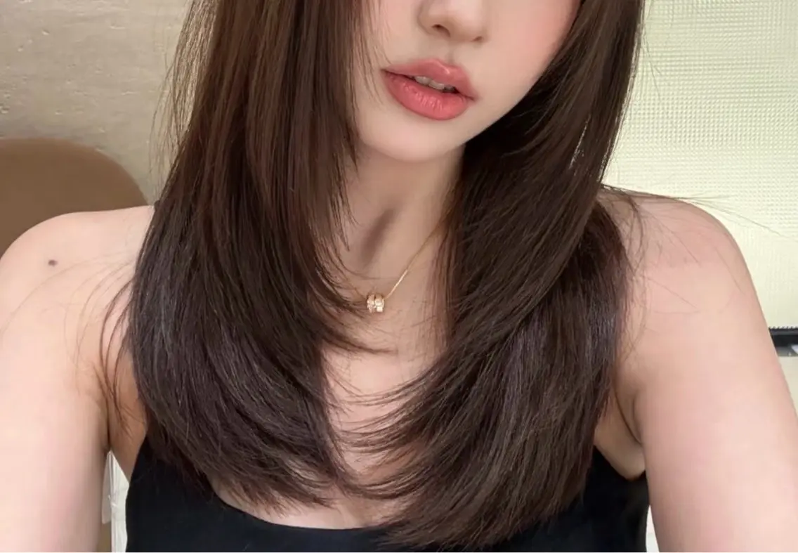 似合わせミディアムレイヤーカット+コテ巻きセットうるちゅるトリートメント付きの写真