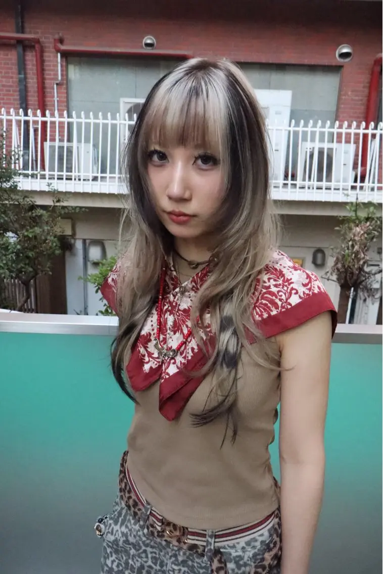 セミロング カラー デザインカラー ハイトーンカラー ヘアカラー レイヤー/ブリーチ iwamiya岩見谷のヘアスタイル