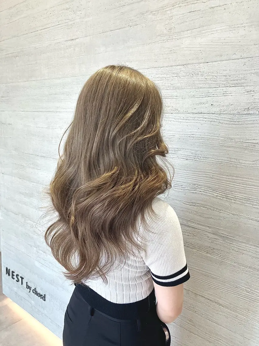 ロング カラー ベージュカラー ヘーゼル レイヤーカット サキ🤍ハイトーン 🪩レイヤーカットのヘアスタイル