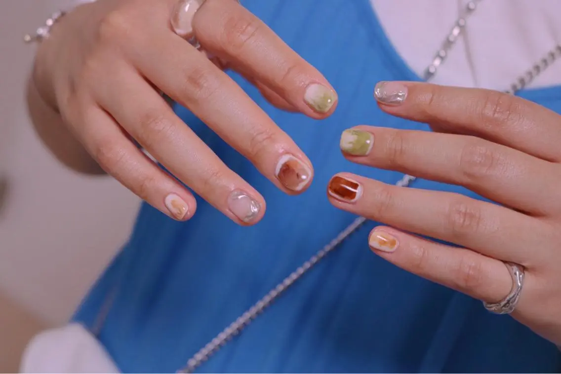 ネイル オーロラネイル カジュアル 長さ出し ジェルネイル 韓国ネイル ハンドネイル MH Nailのネイルデザイン