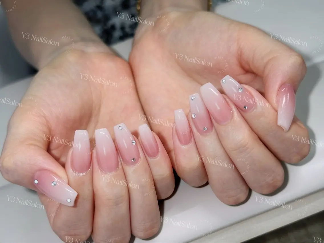ネイル グラデーション オフィスネイル ピンク シンプルネイル ストーンネイル ハンドネイル Y3 NailSalonのネイルデザイン