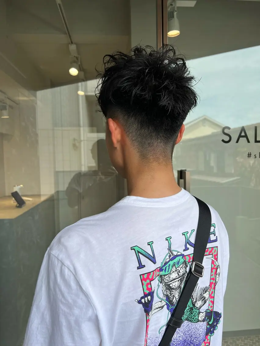 ショート パーマ メンズ フェードカット 刈り上げ 樋野 亮のヘアスタイル