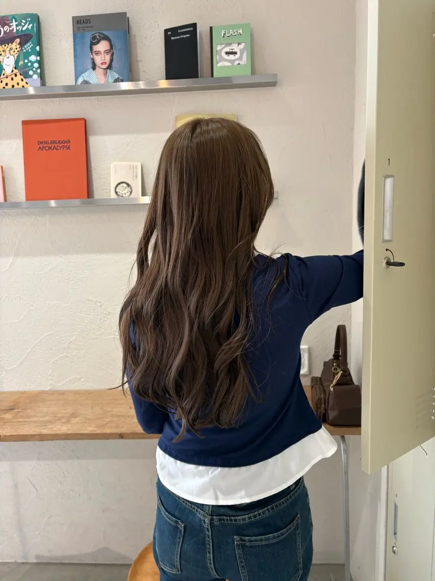 ロング カラー ベージュカラー オリーブベージュ カット ヘアカラー シマダ ユウナのヘアスタイル