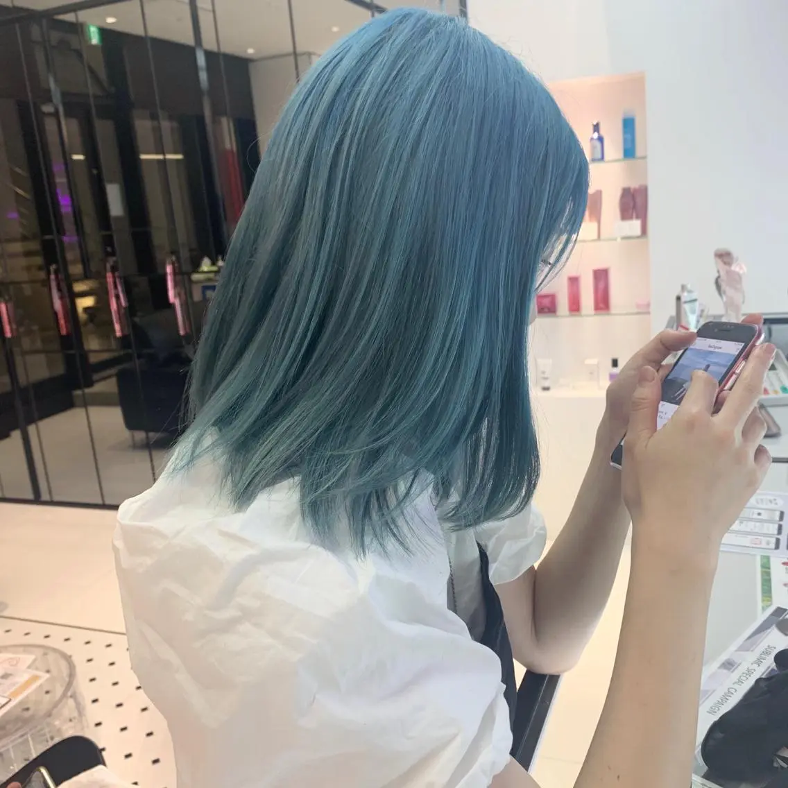 ミディアム カラー ブリーチ ブルーカラー ハイトーンカラー イルミナカラー ハッシュカット /MANAMIのヘアスタイル