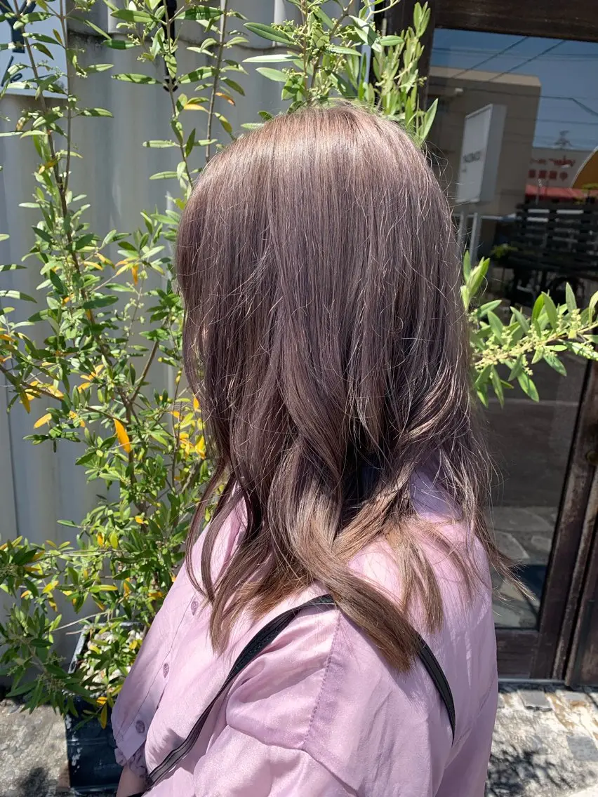 カラー ブリーチ グレージュ 礒谷 夏帆のヘアスタイル