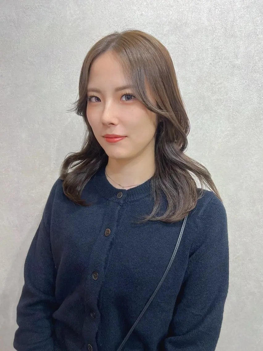 セミロング セミロングパーマ ボブ 顔周りカット カット トリートメント YUI ハイトーンカラーのヘアスタイル