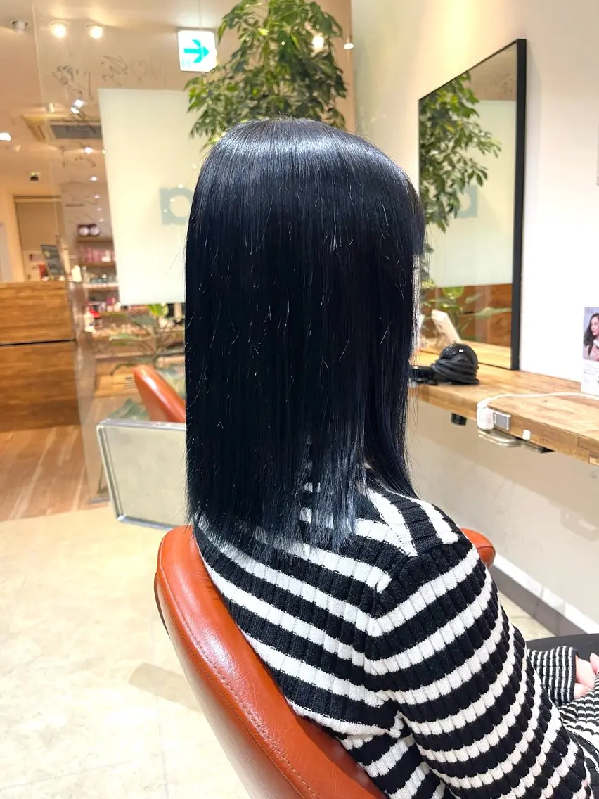 ミディアム カラー 黒髪 ブルーカラー ブルーブラック 🌻shuka/ケア カラーで絹髪/新宿のヘアスタイル