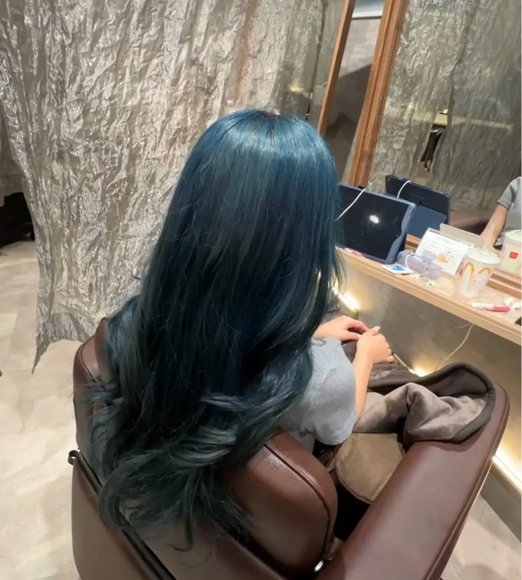 ロング カラー ブリーチ ブルーカラー 透明感カラー 安慶名 怜のヘアスタイル