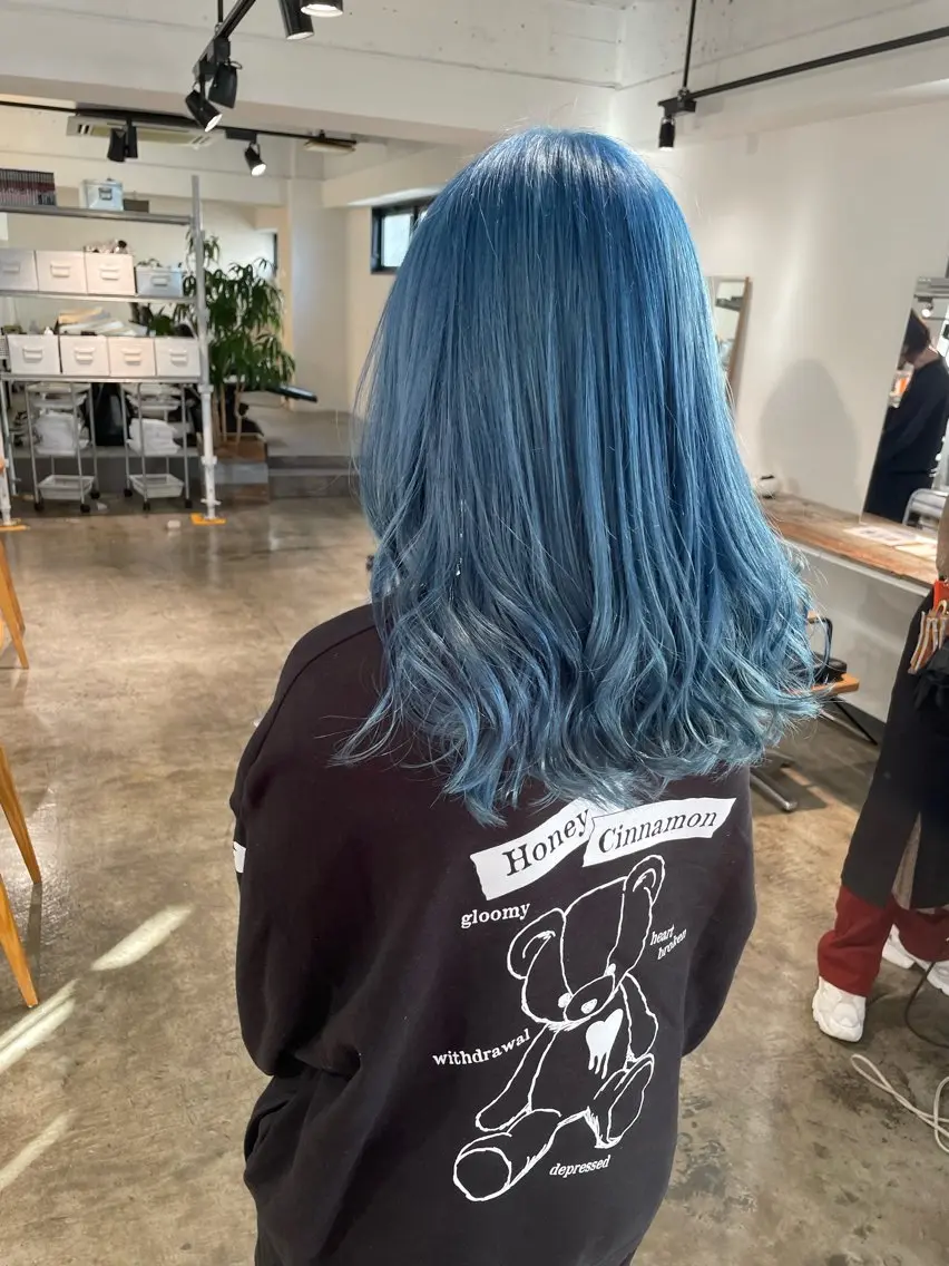 ミディアム カラー ブルーカラー ハイトーンカラー ヘアカラー トリートメント ハイトーン/レイヤー /ケアブリーチ石川治のヘアスタイル