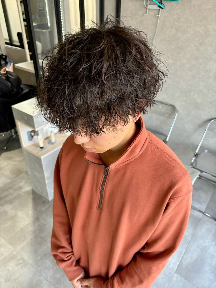 ショート パーマ メンズ センターパート メンズハイトーン マッシュウルフ マッシュ メンズパーマ カット パーマ トリートメント 長谷川 湧のヘアスタイル