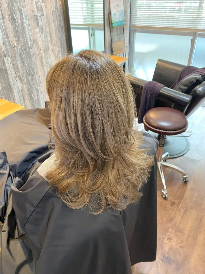 ミディアム カラー ブリーチ ハイライトカラー ハイライト カット ヘアカラー トリートメント Luzir⭐︎ GEN⭐︎のヘアスタイル