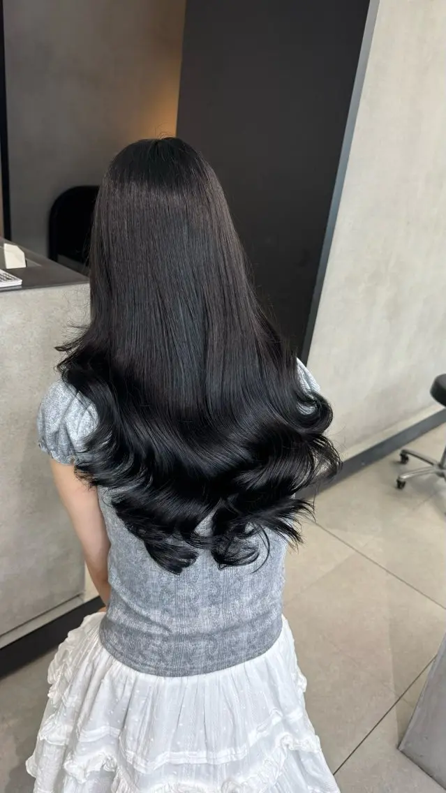 ロング カラー 黒髪 ブルーカラー ブルーブラック ヘアカラー 🇰🇷韓国風ハイ トーンKANA🖤のヘアスタイル