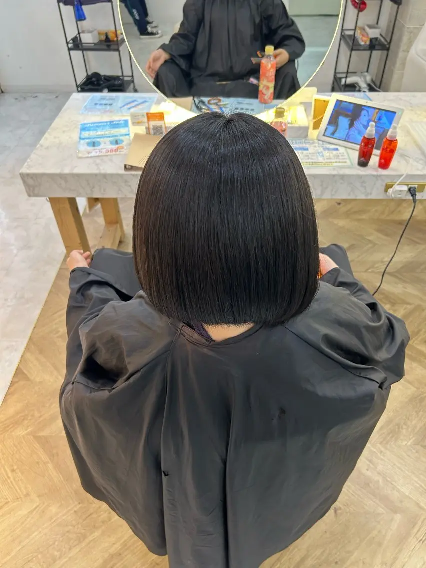 ミディアム 𝜗𝜚ブリーチ ／レイヤー𝜗𝜚のヘアスタイル