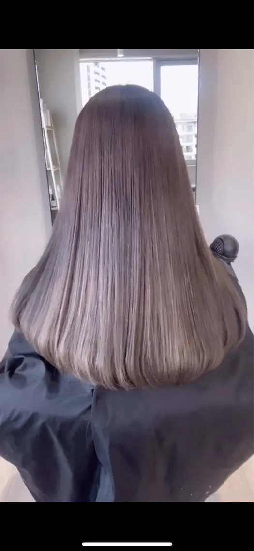 カラー ブリーチ グレージュ ニトウ レイナのヘアスタイル