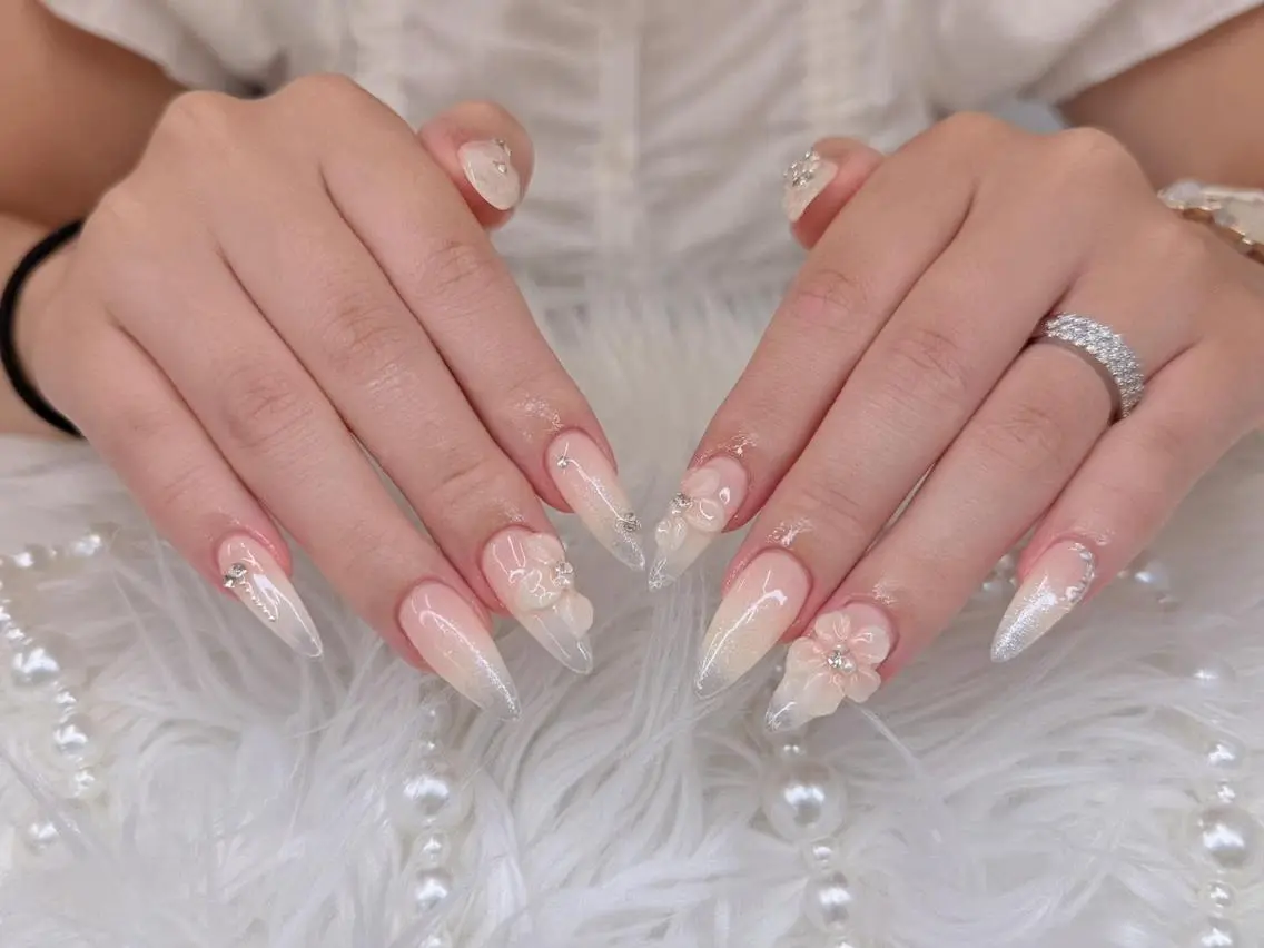 ネイル フレンチネイル ロングネイル 持ち込み ストーンネイル ワンホンネイル Melia Nail Nambaのネイルデザイン