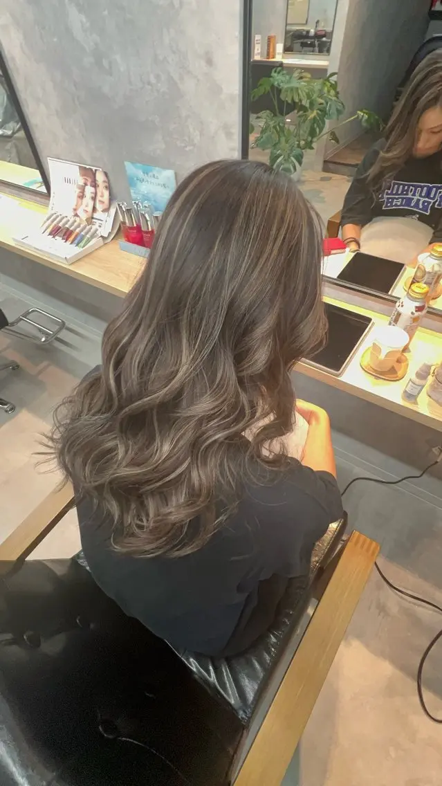 セミロング ヘアカラー motoトップカラー リスト/ブリーチカラのヘアスタイル