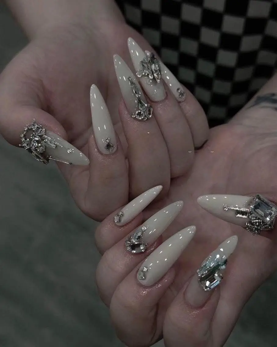 ネイル MQueen ネイルサロンのネイルデザイン