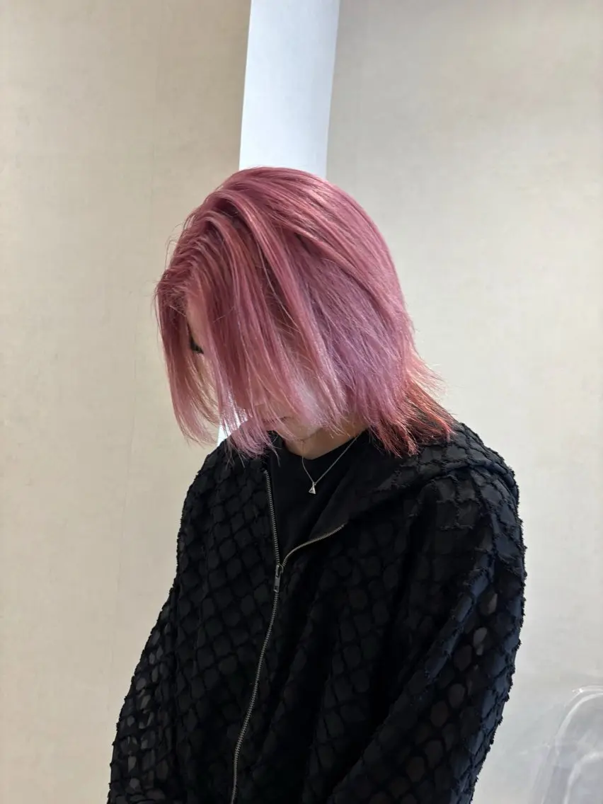 ミディアム トリートメント ウルフカット 響 インナーカラー イヤリングカラーのヘアスタイル