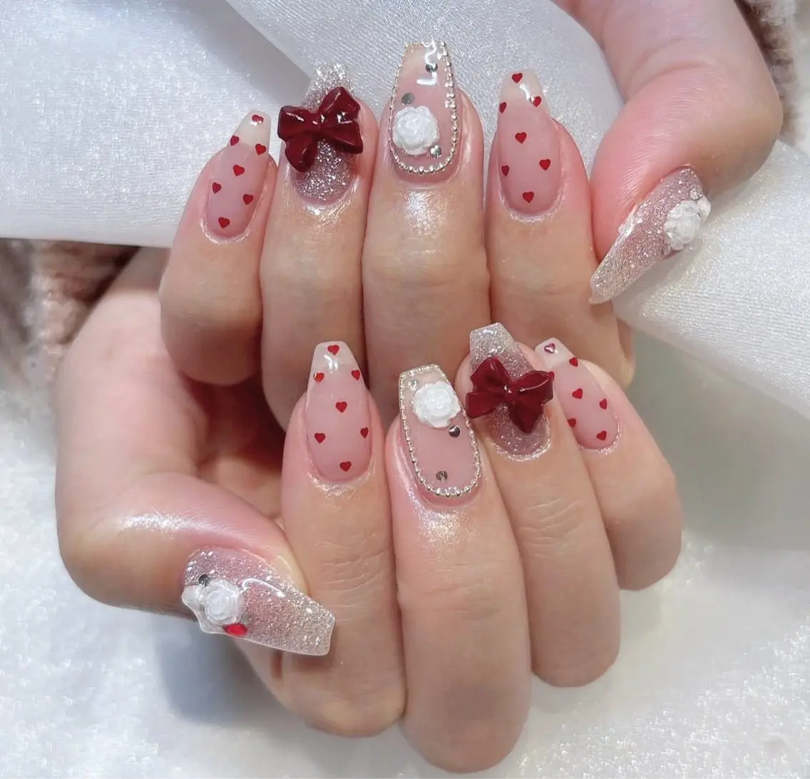 ネイル アートネイル ガーリー ハート ホログラムネイル シルバー ハンドネイル ╹◡╹MimoEye lash🌻Nailのマツエク・マツパデザイン