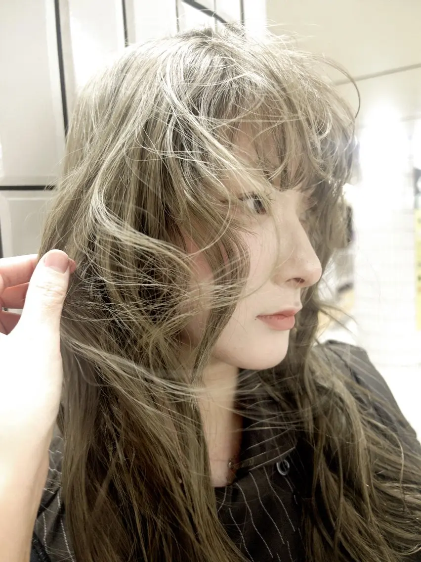 ロング カラー ベージュカラー ブリーチ ピンクカラー ヘアカラー RIKO ワンカラー🫧のヘアスタイル