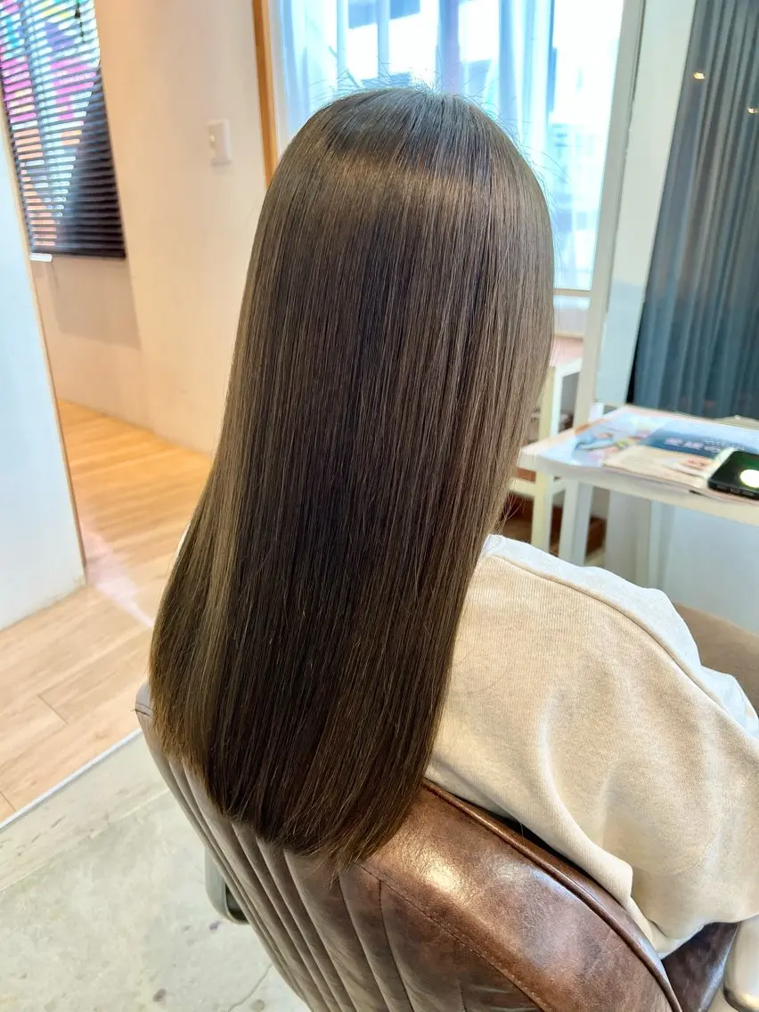 ロング カラー ベージュカラー ブリーチ ブリーチなしカラー オリーブベージュ カット ヘアカラー トリートメント タカハシ ハヤトのヘアスタイル