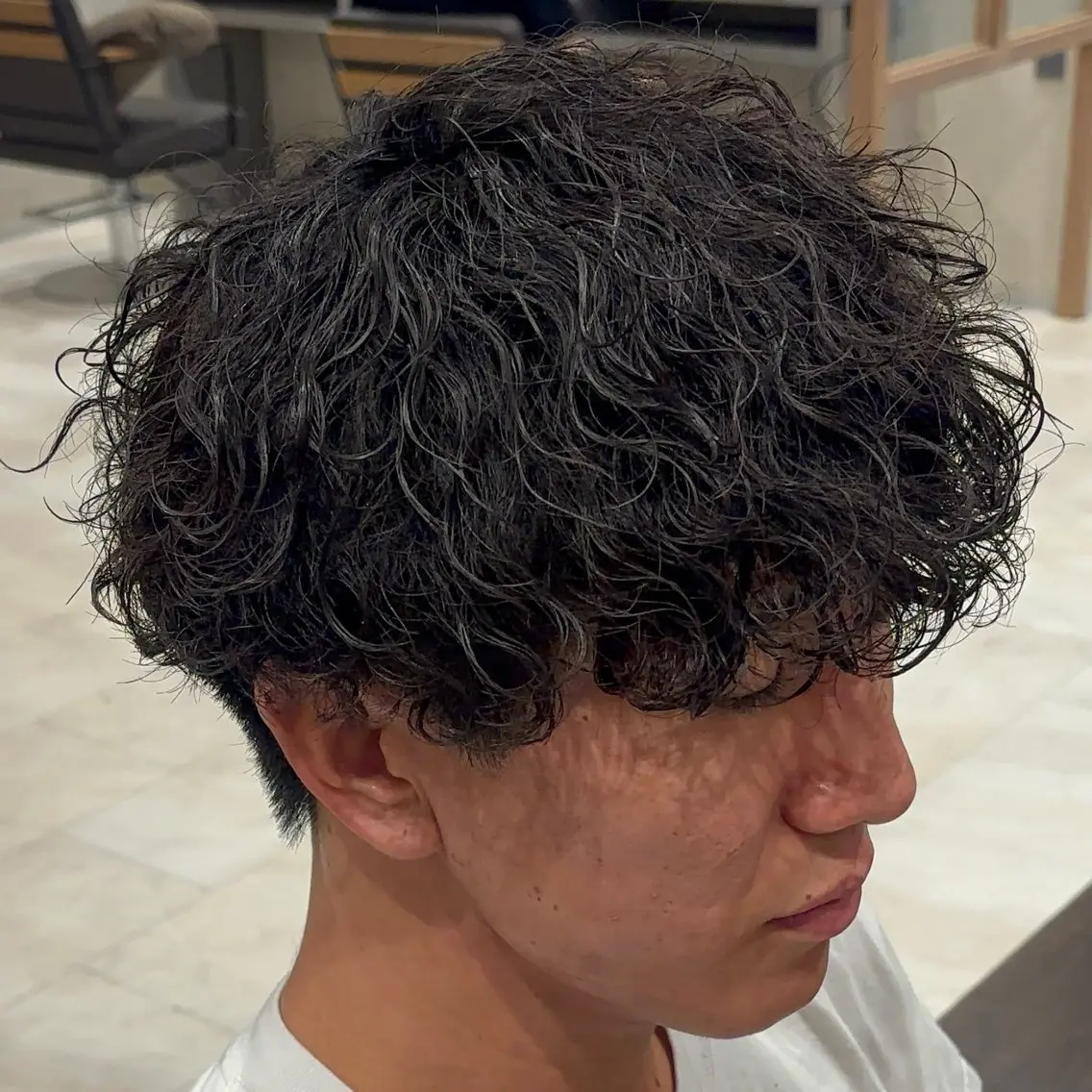 ショート パーマ メンズ メンズパーマ 波巻きパーマ カット パーマ 泉 / メンズパーマ /毛流れ特化のヘアスタイル