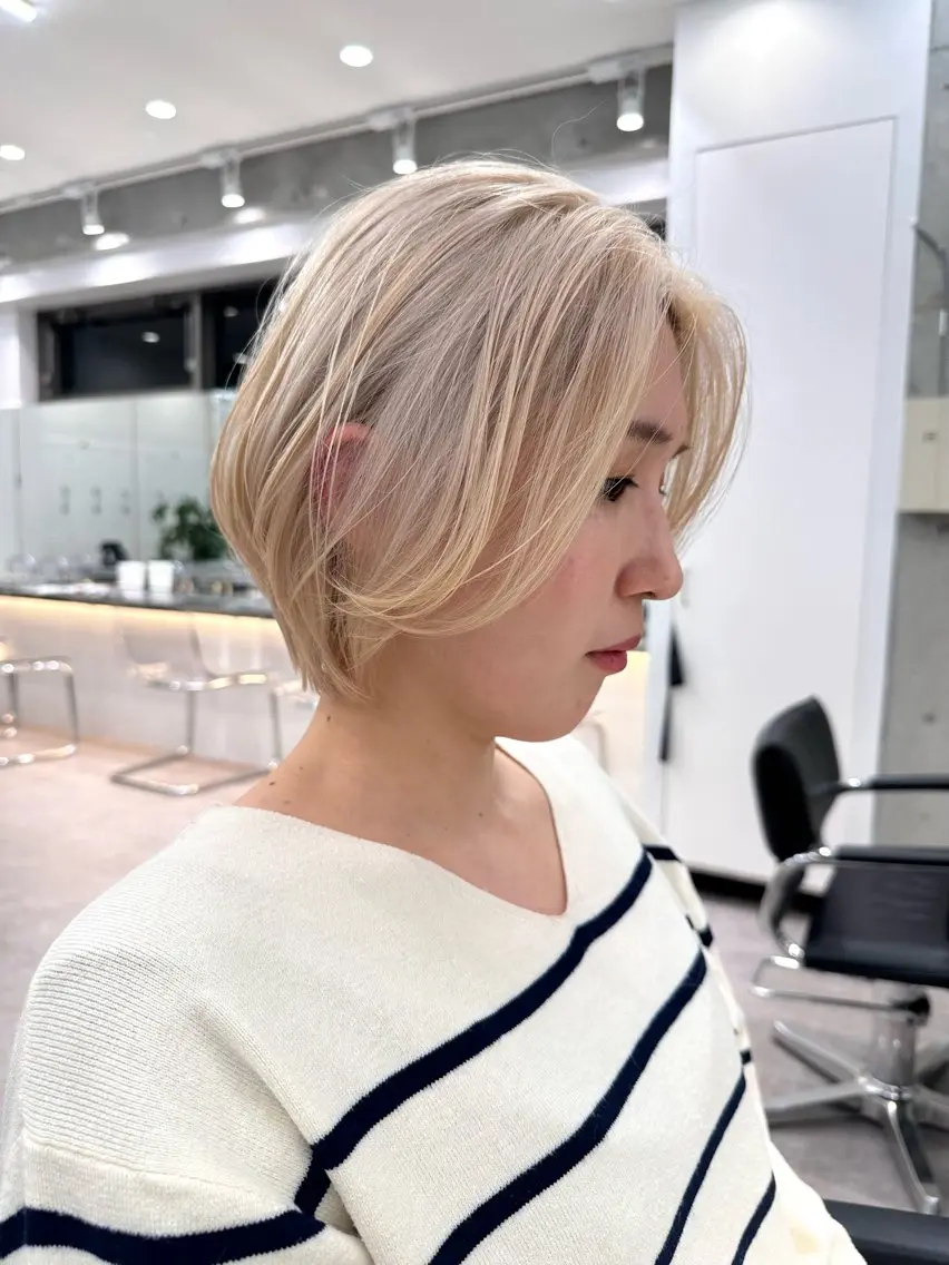 ミディアム ハイトーン💎 ホワイトベージュ坪谷のヘアスタイル