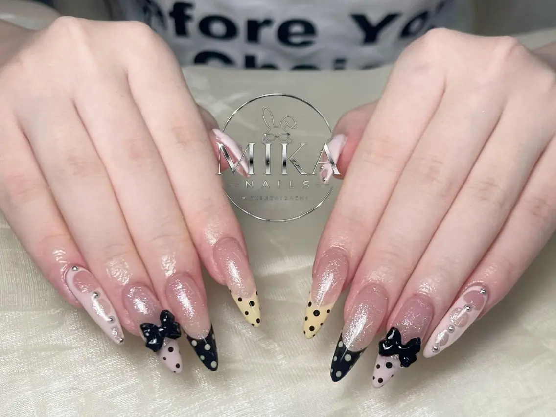 ネイル ガーリー キラキラネイル 韓国ネイル ロングネイル シンプルネイル ハンドネイル Genie Mika Nailsのネイルデザイン