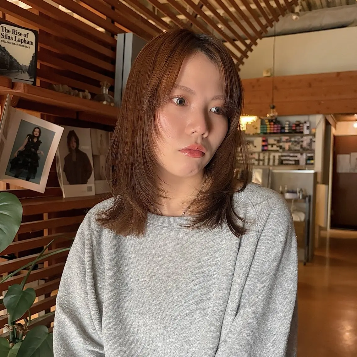 ミディアム ミディアムレイヤー レイヤーカット カット レイヤー/透明感 カラー/ホノカのヘアスタイル