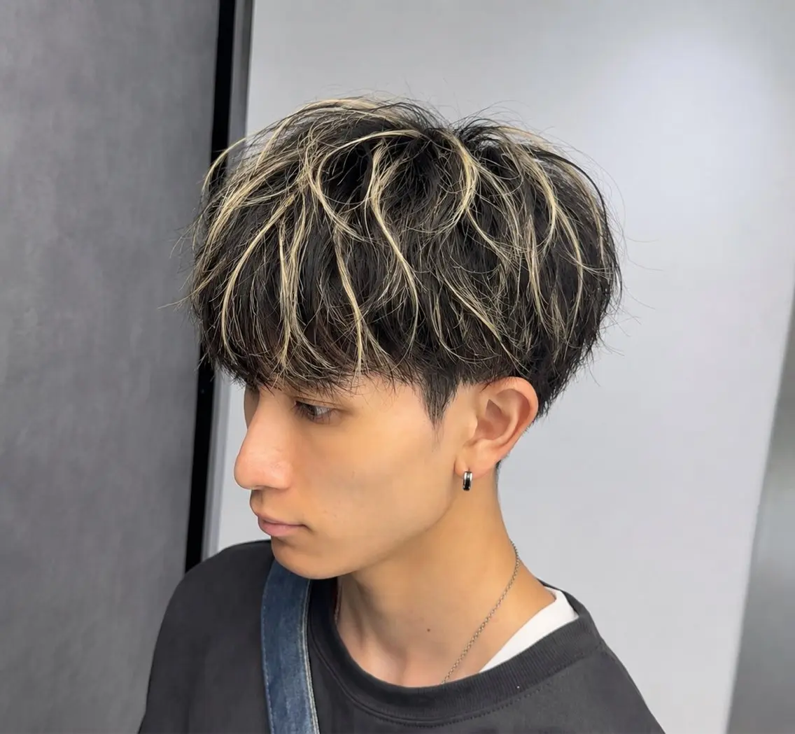 ショート カラー メンズ メンズブリーチ センターパート メンズハイライト メンズメッシュ メンズショート ヘアカラー メンズパーマ/ メッシュ/宗形建哉のヘアスタイル