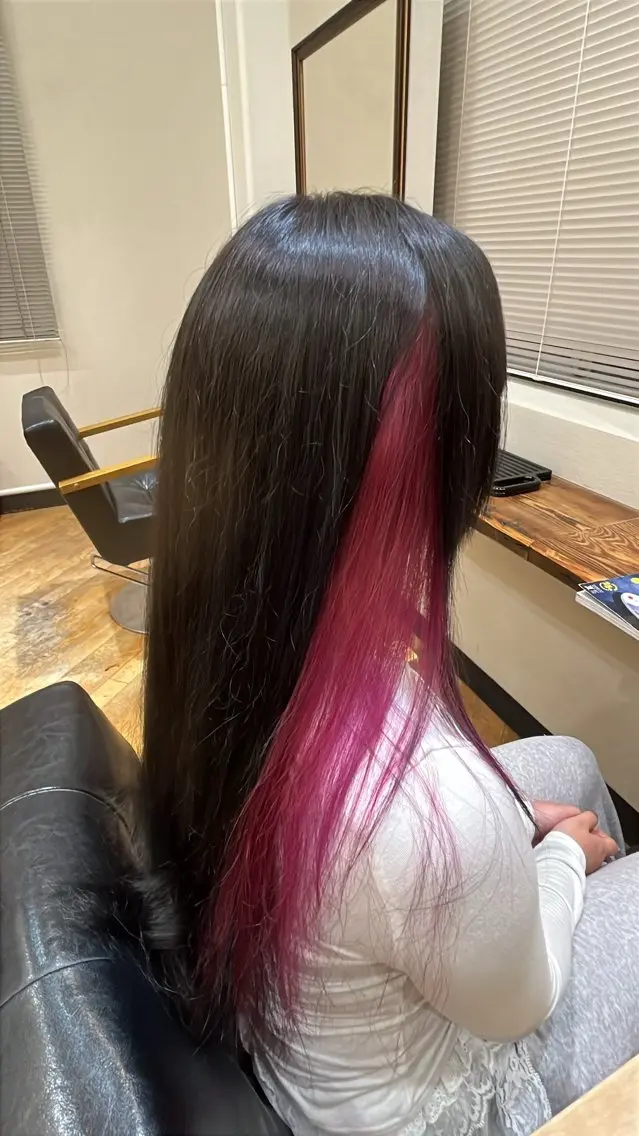 🎀インナーカラー🎀 さりげなく可愛いワンポイント💜ブリーチ込‼️の写真