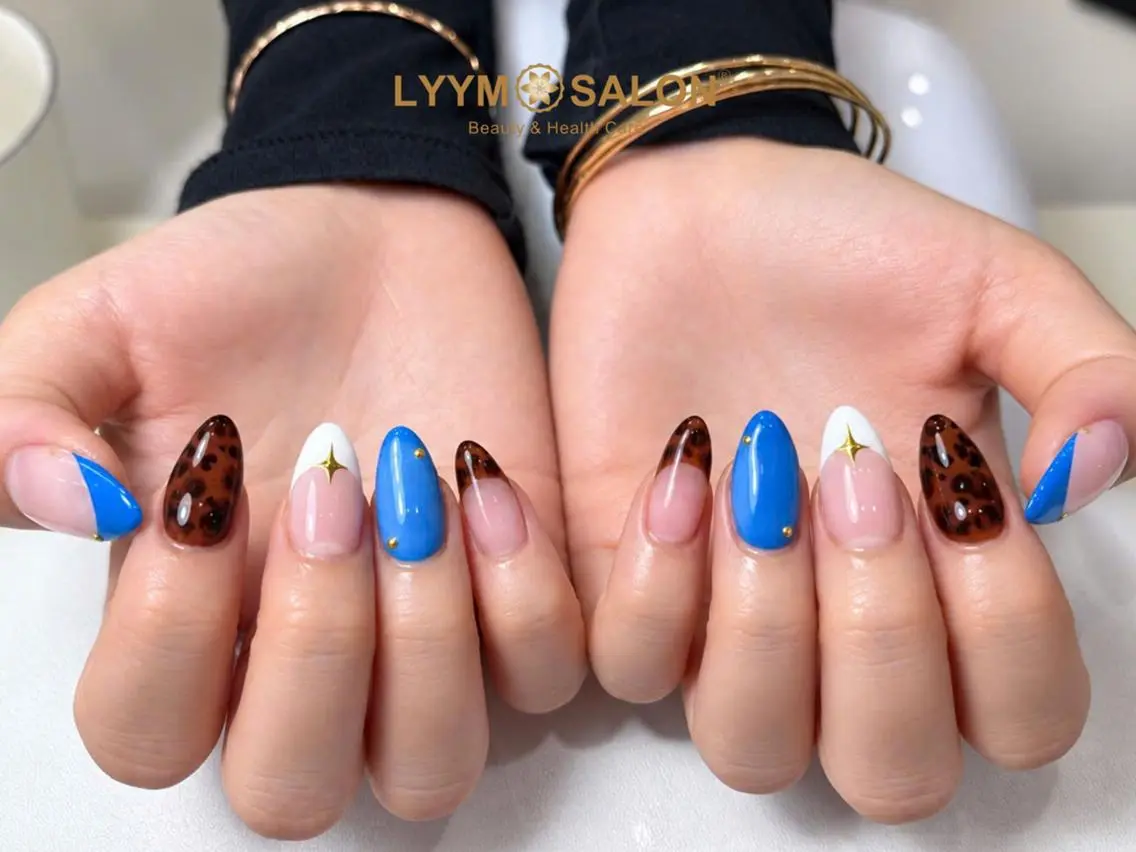 ネイル アニマル柄 ブルー ゴールド 韓国ネイル ワンホンネイル ハンドネイル LYYM Salonのネイルデザイン