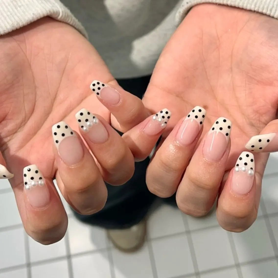 ネイル ドット キラキラネイル ロングネイル リボン 春ネイル ハンドネイル 横浜Nailist 𝜗𝜚春菜のネイルデザイン