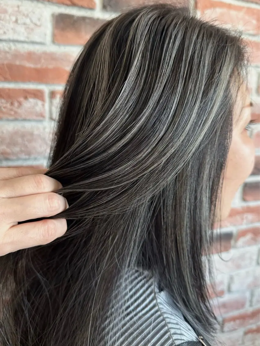 ロング ハイライト 對比地 茜のヘアスタイル