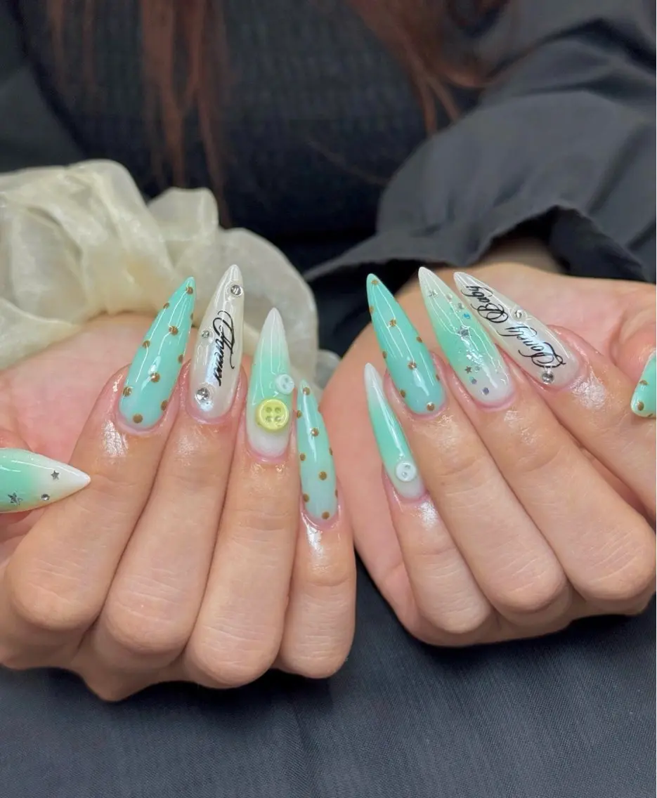 ネイル ドット グリーン Iconic Nailのネイルデザイン