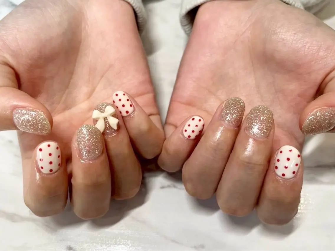 ネイル ドット キラキラネイル 赤色 🫧ちゅるん/韓国 Ayano𓈒🎀のネイルデザイン