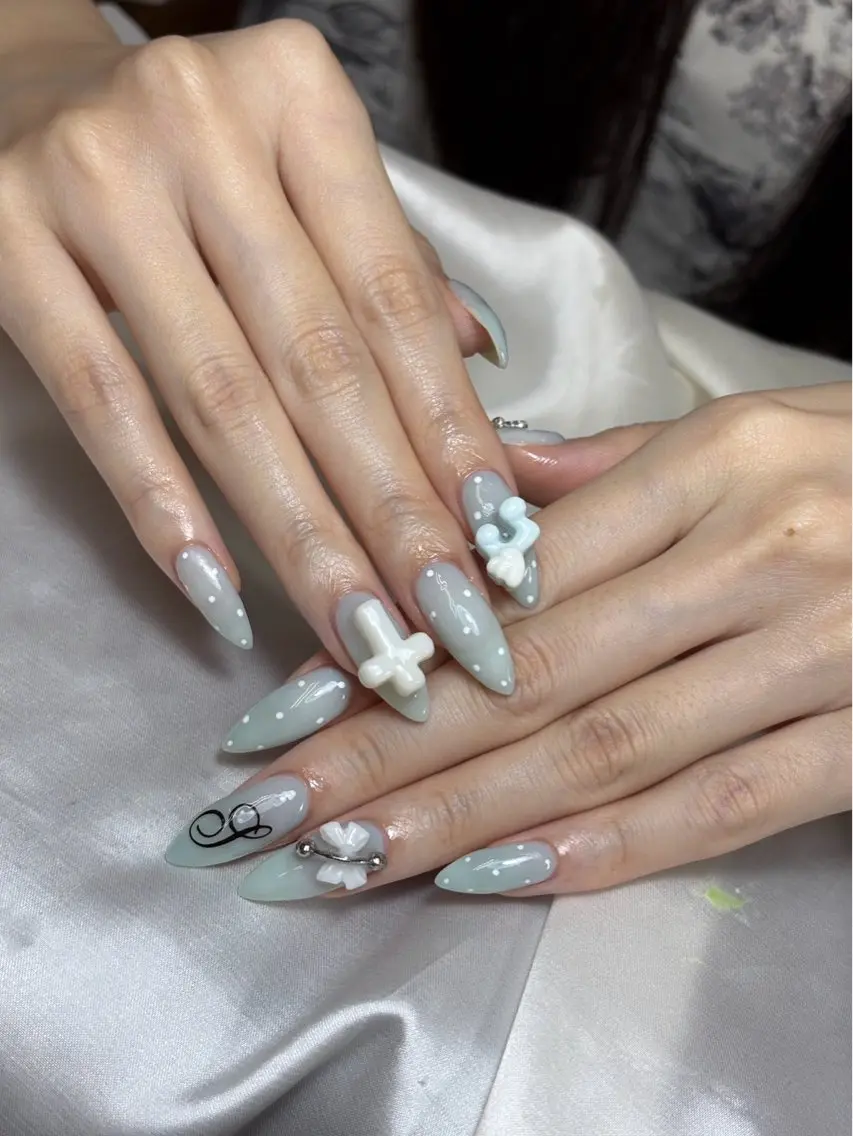 ネイル チークネイル 長さ出し フットネイル ジェルネイル 卒業式 𝓐𝓷𝓻𝓲 XiinhNailのネイルデザイン