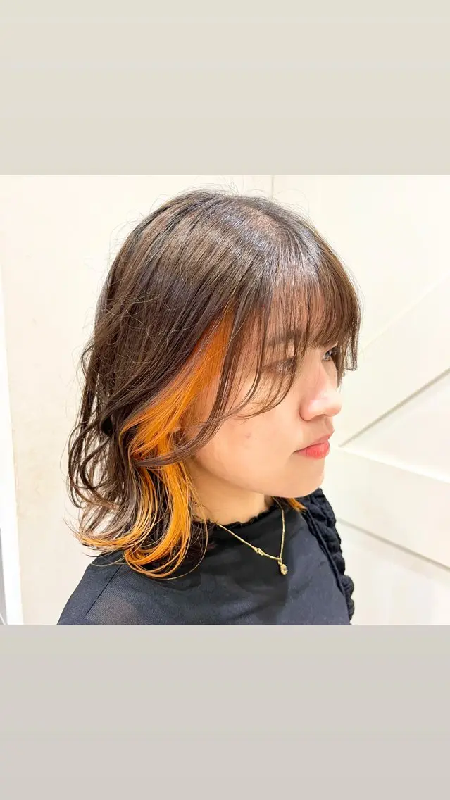ミディアム カラー イヤリングカラー オレンジ ヘアカラー ハイトーンカラー シールエクステのヘアスタイル