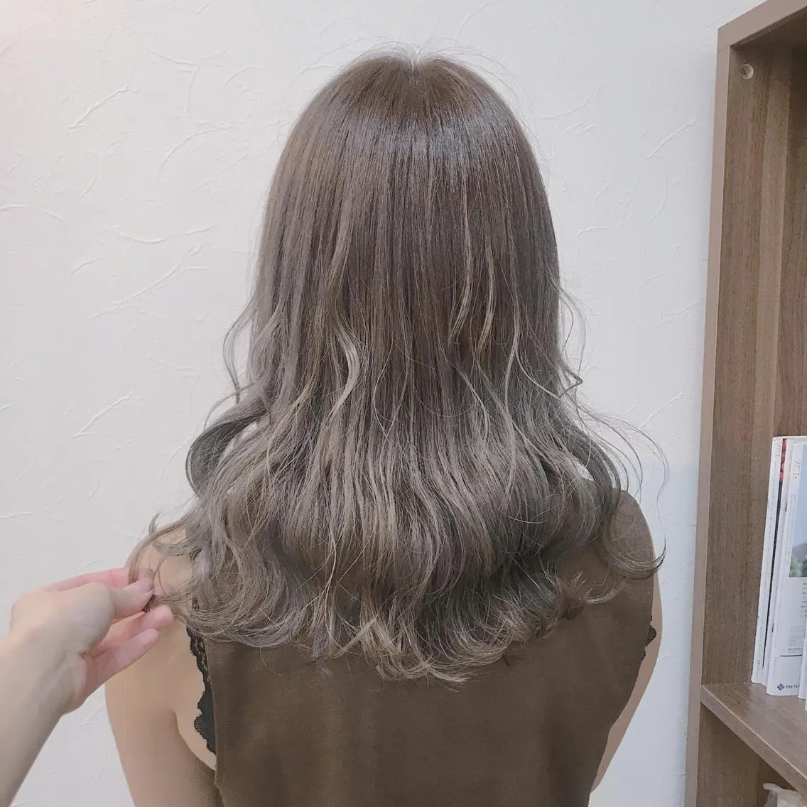 セミロング カラー グラデーションカラー グレージュ beauty: beast 大名店のヘアスタイル