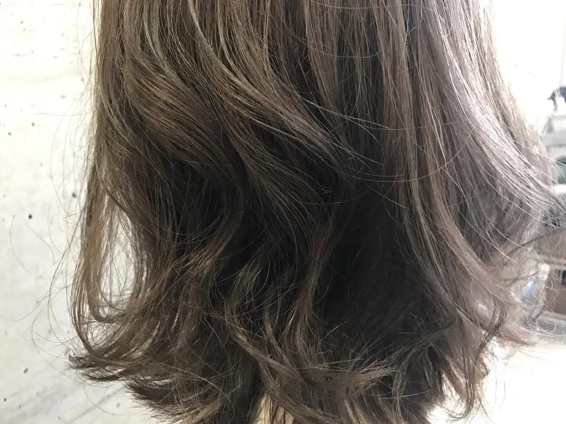 ミディアム カラー アッシュ 透明感カラー ハイライトカラー ハイライト 大栗 佑也  髪質改善のヘアスタイル