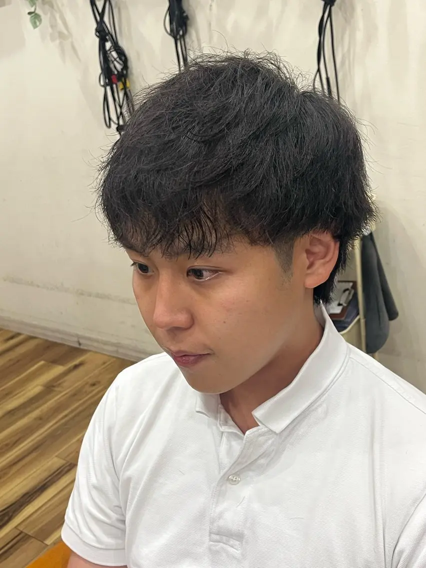 パーマ メンズ カット パーマ ﾒﾝｽﾞｻﾛﾝ関 紫雲（ｾｷﾚﾝｹﾞ）のヘアスタイル