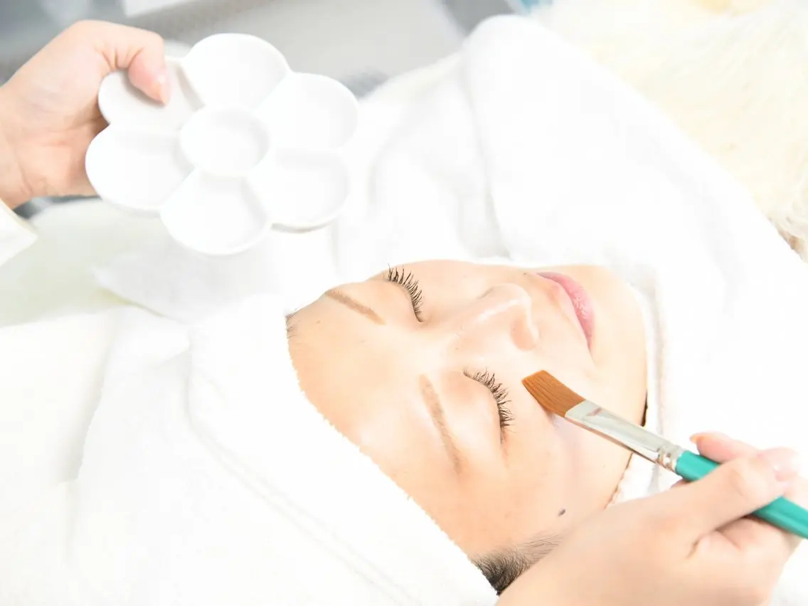 素肌に自信‼︎お顔の角質ケア⭐︎艶肌ピーリング+美容液2種導入&ハイドロマスク(エクストラクションは含みません)の写真