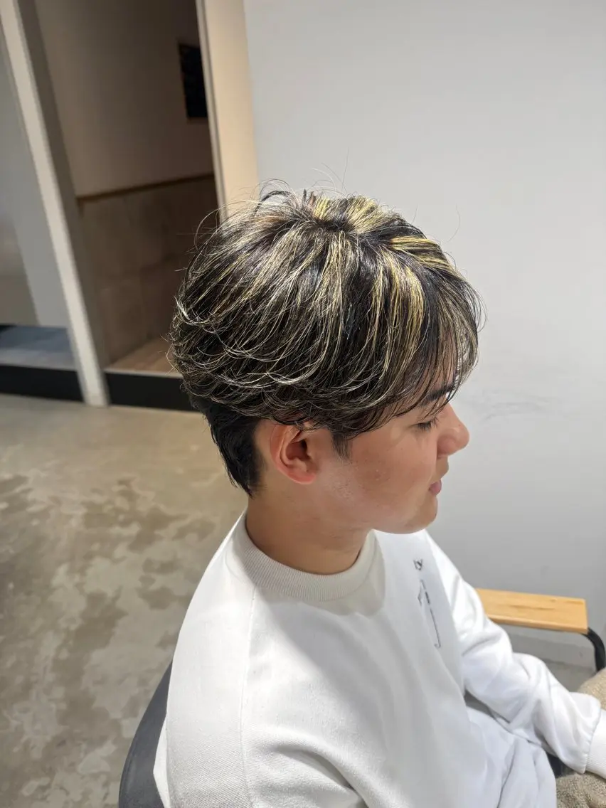 ミディアム パーマ メンズ メンズブリーチ センターパート メンズハイライト マッシュ シースルーマッシュ カット ヘアカラー メンズカットパーマ ✂️ JOYAのヘアスタイル