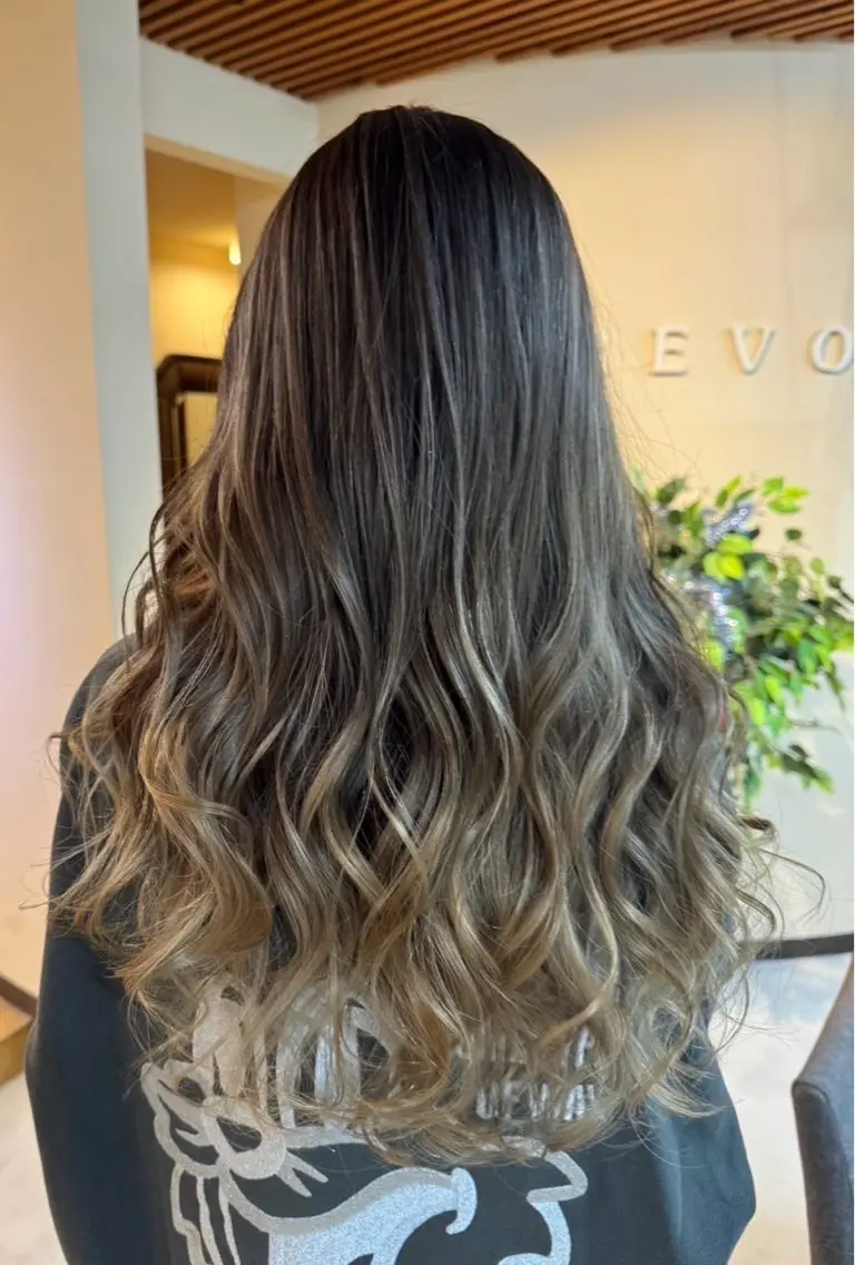 ロング レイヤーカット 宮本 いぶきのヘアスタイル