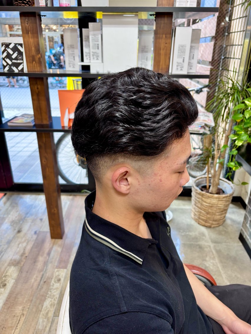 ヘアアレンジ メンズ フェードカット 刈り上げ カット イツキ🌕デザインカ ラー🥨髪質改善🫧のヘアスタイル