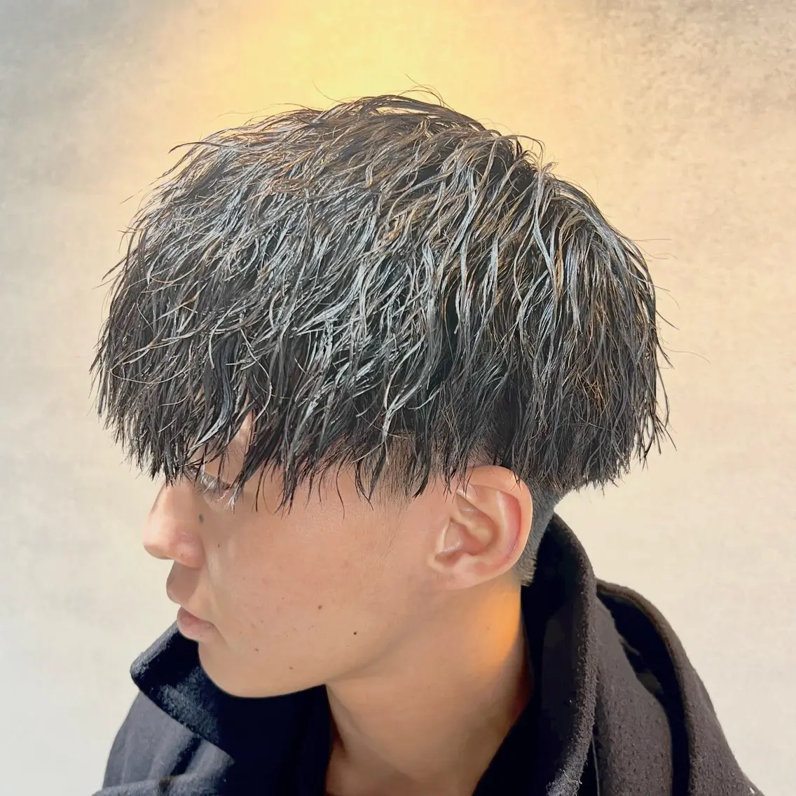 ショート カラー パーマ ヘアアレンジ メンズ センターパート メンズハイライト メンズメッシュ マッシュ メンズパーマ カット パーマ トリートメント ヘッドスパ ヘアセット 仕上がり満足度No. 1🔥BLUCK🔥のヘアスタイル